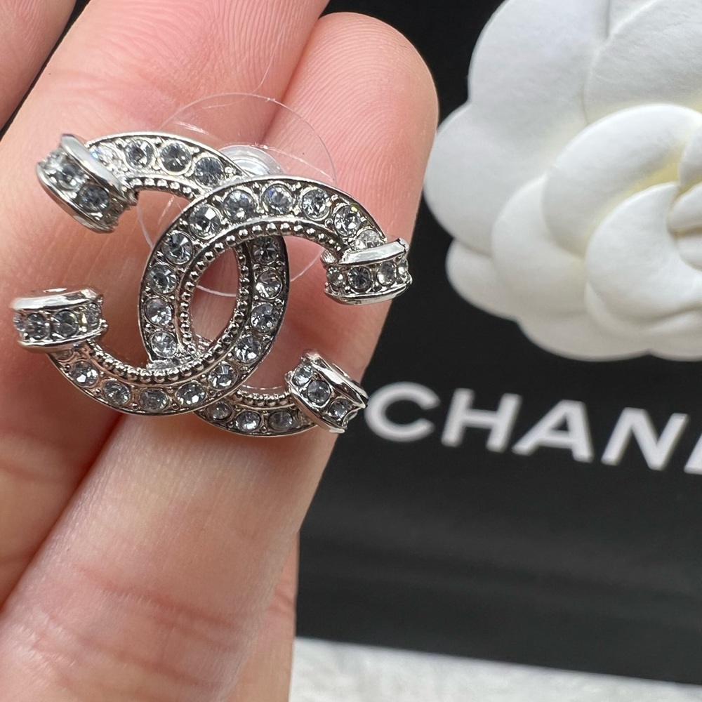 NWOT AUTH 2022 Chanel Silver Crystal CC Stud Earrings